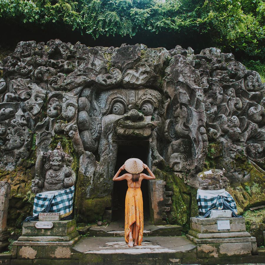 Ngay lối ra vào là hình ảnh chiếc miệng rộng của một vị thần huyền thoại giúp xua đuổi ma quỷ