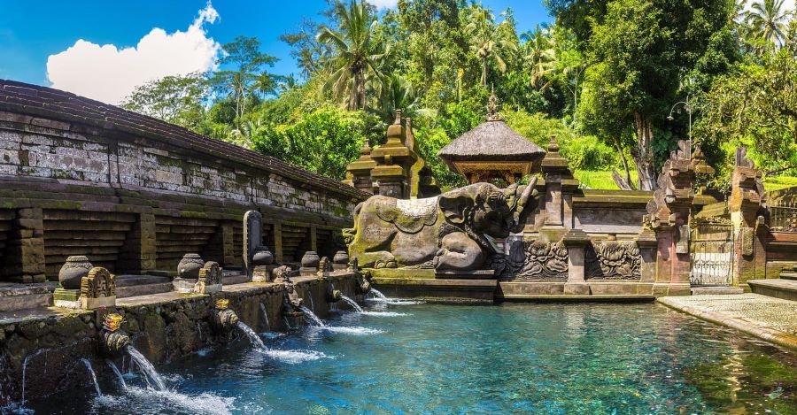 Ngay khu vực trung tâm của Tirta Empul có một ao nước thánh được cấp nước liên tục 