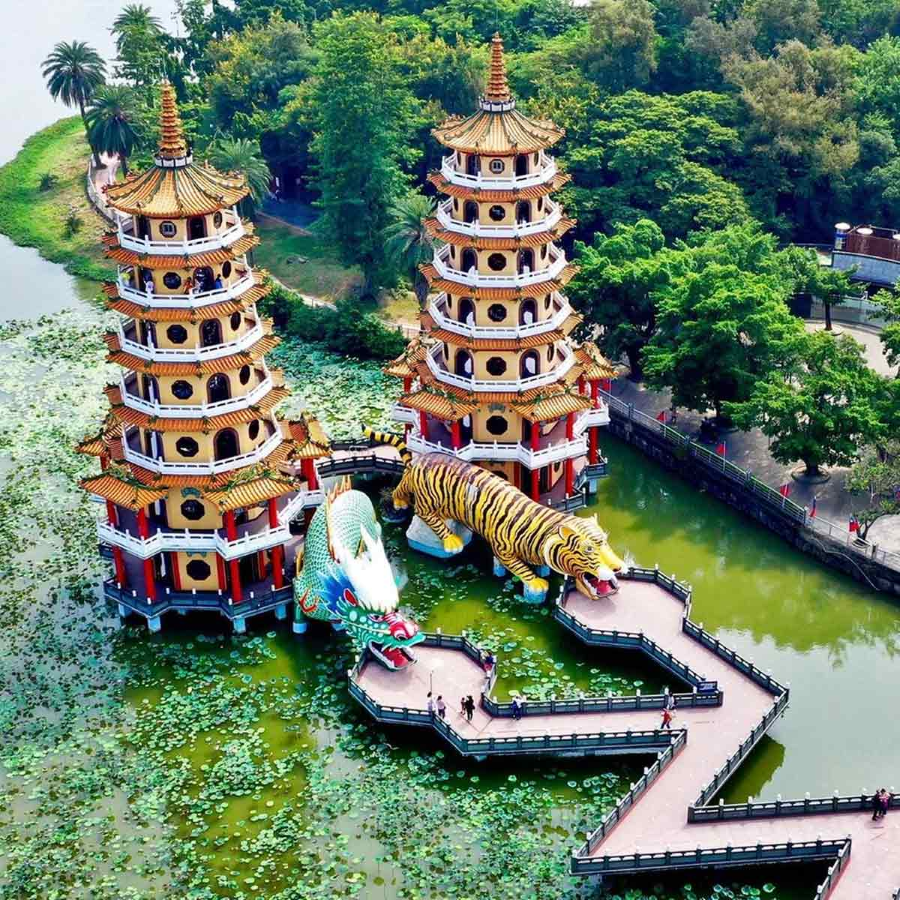 Đầm Liên Trì thu hút du khách bởi vẻ đẹp thơ mộng và bầu không khí trong lành