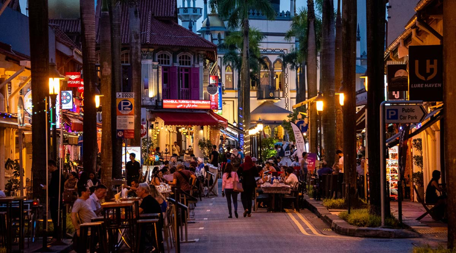 Nhắc đến những khu chợ đêm nổi tiếng tại Singapore thì không thể bỏ qua Bugis Street Market, khu chợ đêm vang danh một thời