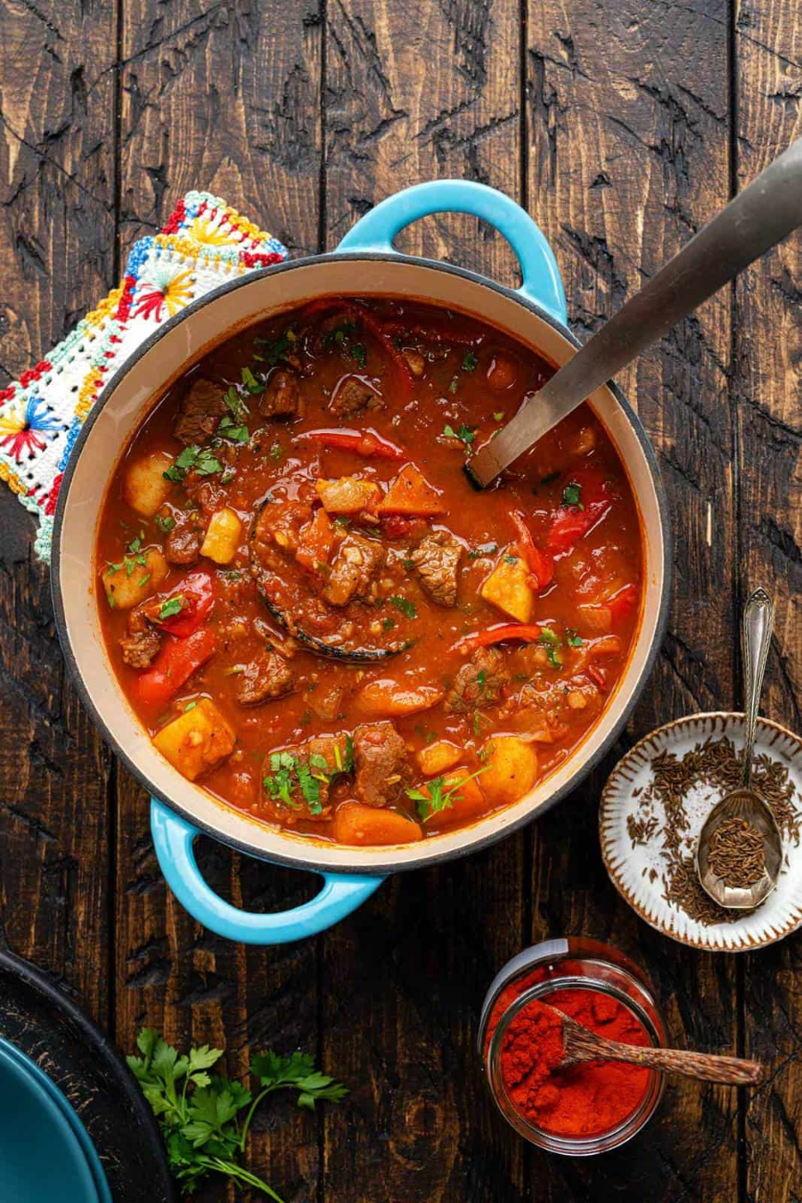Goulash - món hầm trứ danh của Hungary - đã len lỏi vào trái tim thực khách bởi hương vị nồng nàn và dư vị khó phai
