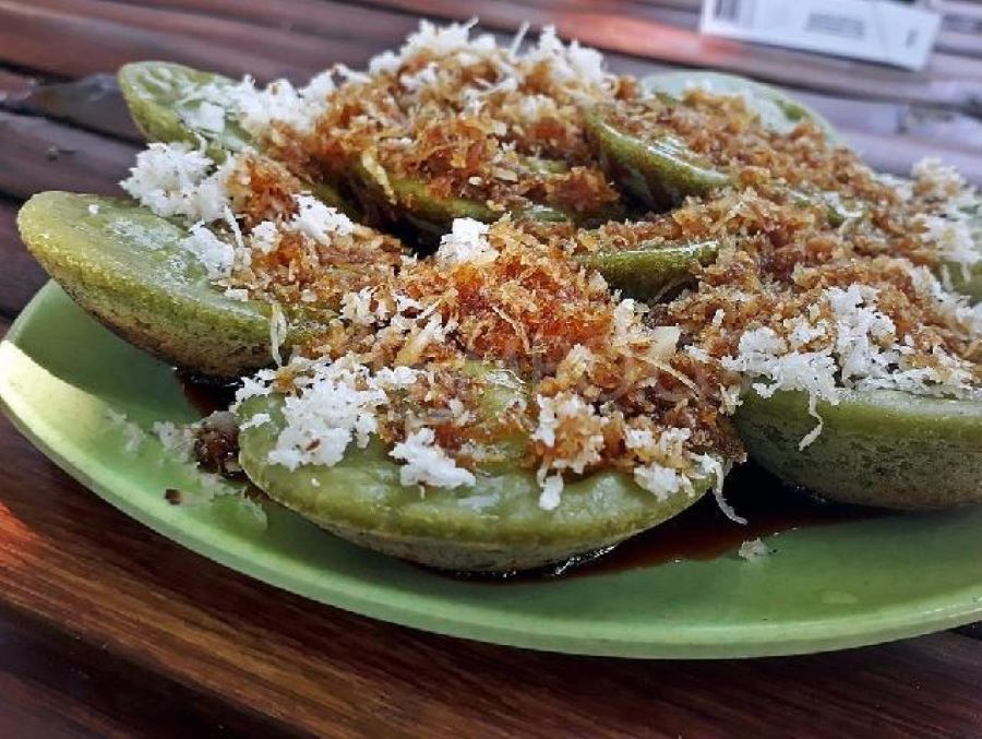 Kết cấu của bánh mềm mịn, trong khi lớp ngoài giòn tan là đặc điểm của bánh Laklak