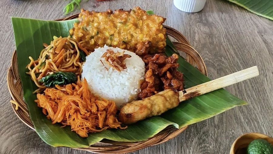 Nasi Campur Bali là món cơm trộn đặc trưng của Bali