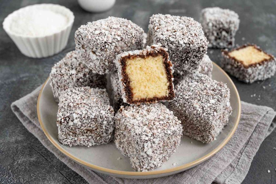 Lamingtons được phủ một lớp cơm dừa nạo thơm béo cực kỳ hấp dẫn bên ngoài