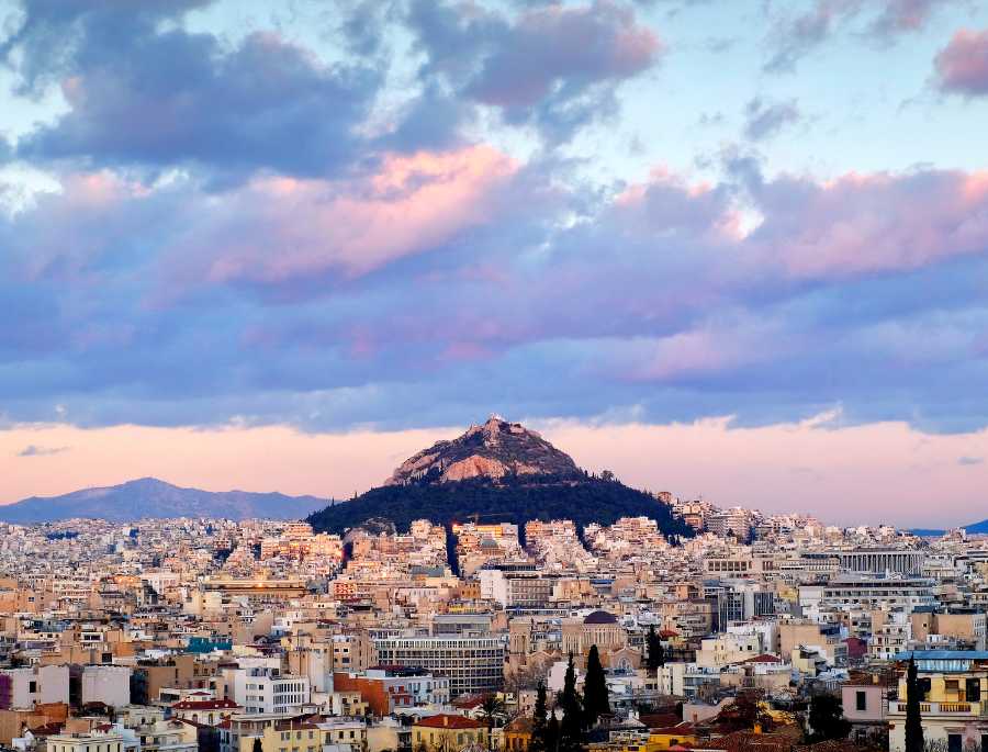 Đồi Lycabettus, địa điểm cao nhất của Athens nhìn từ xa