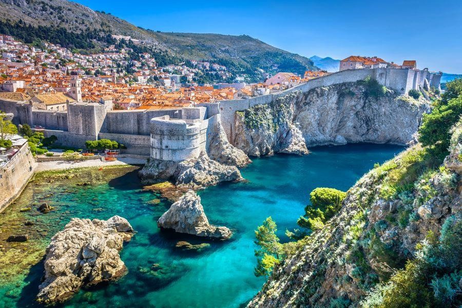 Dubrovnik tựa như viên ngọc nổi bần bật giữa màu nước xanh biếc