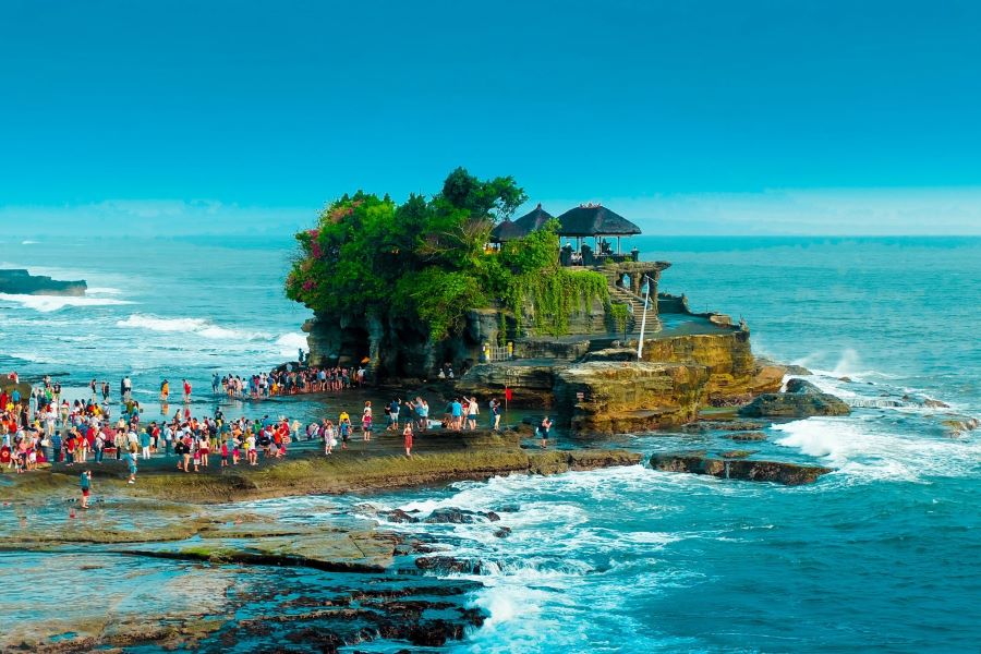 Đền Tanah Lot là một trong những địa danh nổi tiếng và thu hút du khách bậc nhất tại Bali nhờ vị trí đặc biệt và khung cảnh hùng vĩ