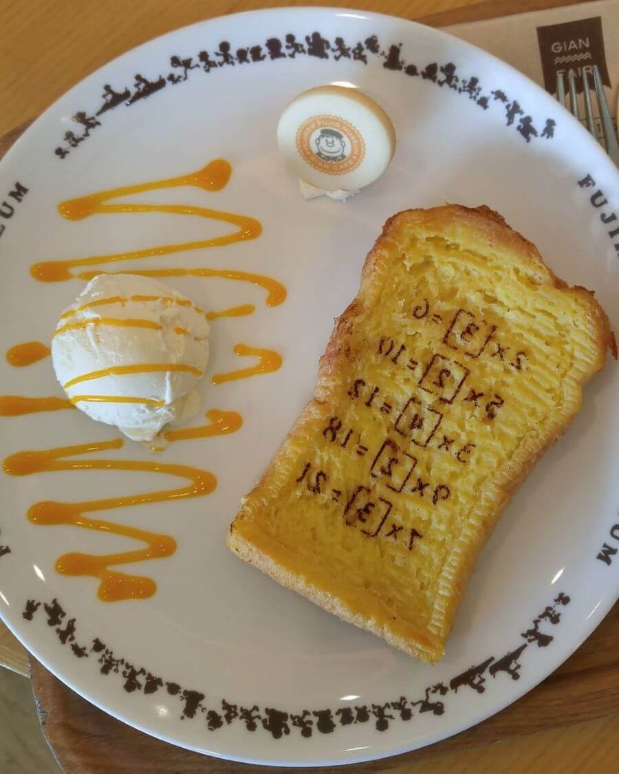 Món bánh mì trí nhớ được in hình các công thức toán học hay từ vựng, tái hiện lại bảo bối thần kỳ của Doraemon