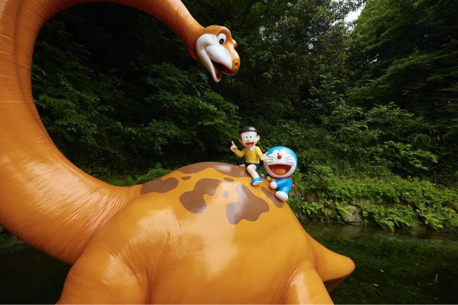 Chắc hẳn bạn sẽ ngay lập tức bị thu hút bởi những khung cảnh sống động và đầy màu sắc của khu vực ngoài trời tại Bảo tàng Fujiko F Fuji