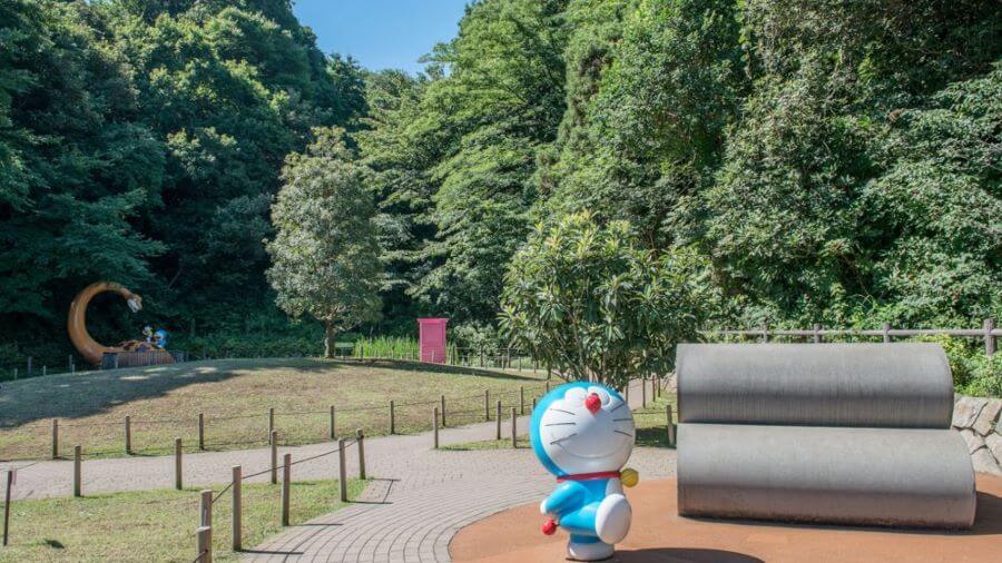 Khu vực ngoài trời của Bảo tàng Fujiko F Fujio sẽ mang đến cho bạn những giây phút thư giãn và giải trí tuyệt vời