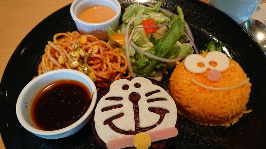 Tầng 3 của Bảo tàng Fujiko F. Fujio là điểm dừng chân lý tưởng để bạn thư giãn và thưởng thức ẩm thực độc đáo tại các quán cà phê