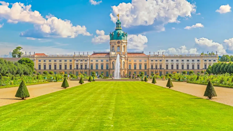 Cung điện Charlottenburg chính là món quà mà Vua Frederick III dành tặng cho người vợ yêu dấu của mình