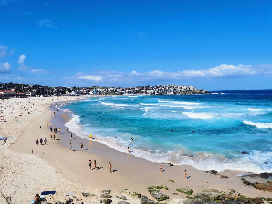 Đến Sydney thì bạn nhất định không được bỏ qua bãi biển Bondi xinh đẹp này