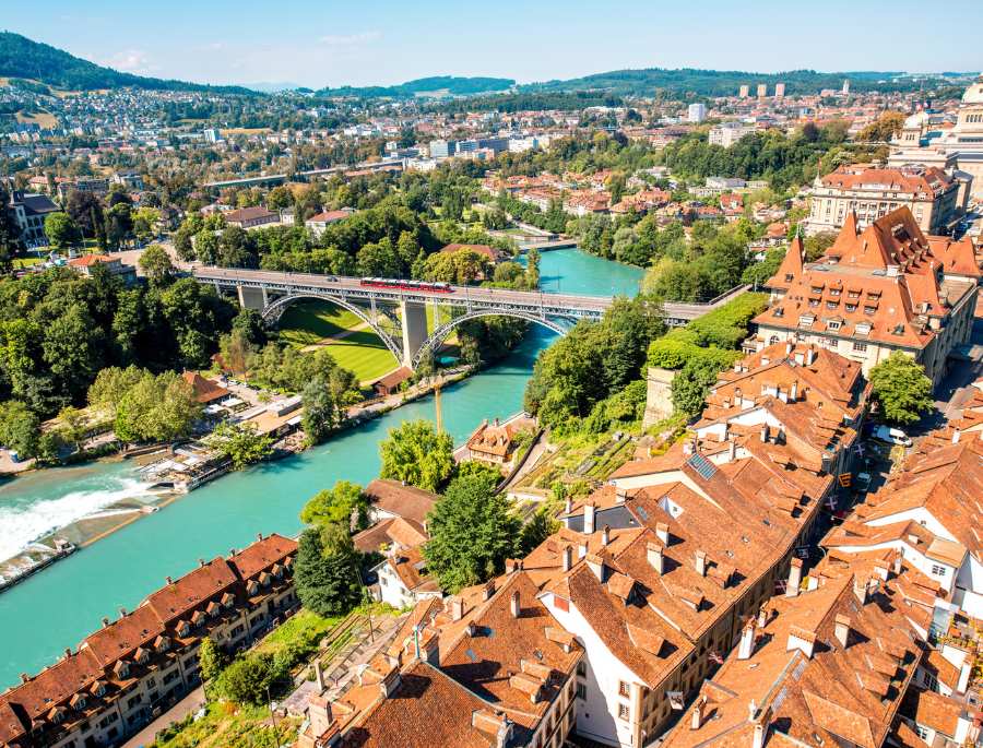 Bern mang vẻ đẹp cổ kính và sang trọng với những công trình trung cổ và những khu phố cổ trứ danh