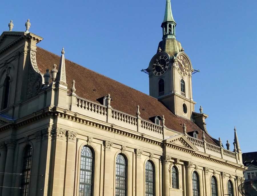 Nhà thờ Holy Ghost được xây dựng theo phong cách Baroque nổi bật