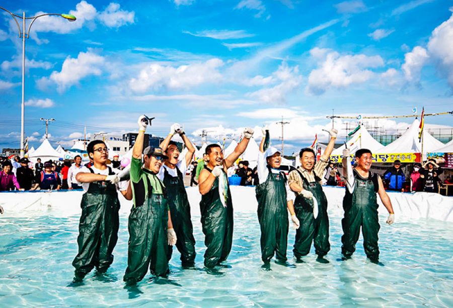 Cuộc thi bắt cá bằng tay không vô cùng thú vị và hấp dẫn tại lễ hội