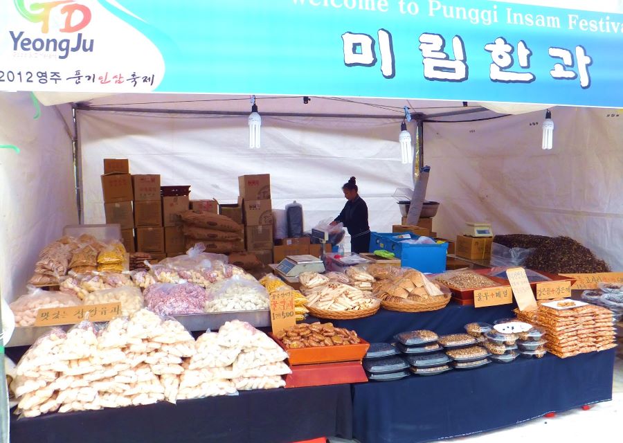 Không gian lễ hội trưng bày rất nhiều các sản phẩm được làm từ nhân sâm