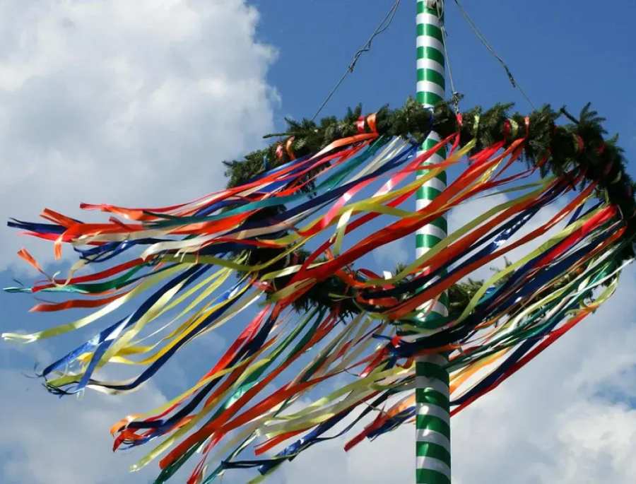 Cây tháng Năm (Maibaum) - Được trang trí vô cùng lộng lẫy