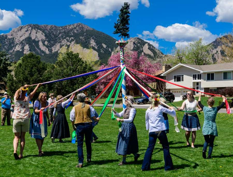 Mọi người vui vẻ tham gia vào các hoạt động tại lễ hội