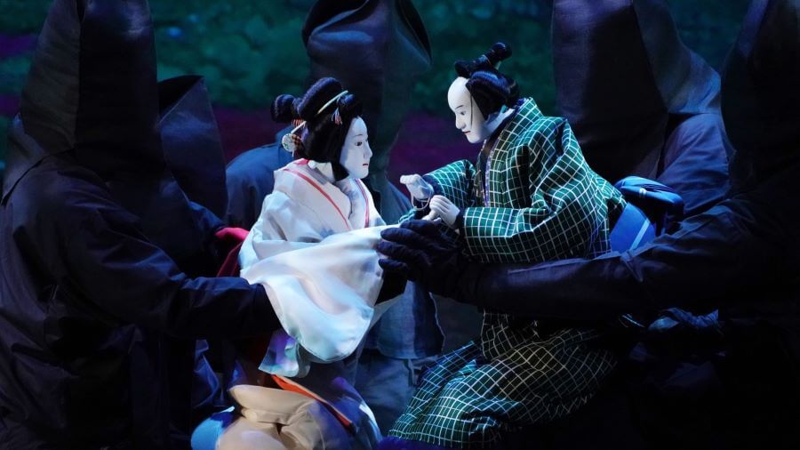 Bunraku là loại hình nghệ thuật trình diễn độc đáo, kết hợp giữa âm nhạc, lời kể và những con rối lớn được điều khiển bởi các nghệ nhân