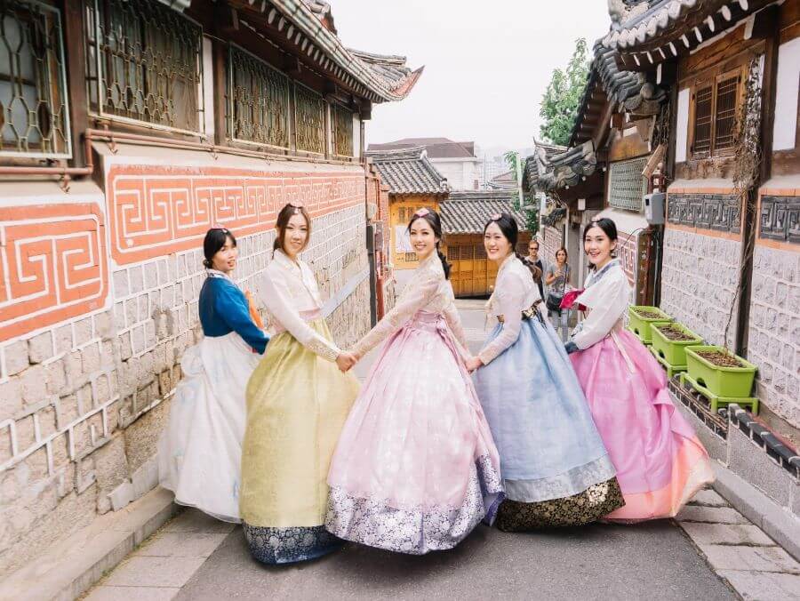 Bạn cũng có thể thuê những trang phục Hanbok để chụp ảnh lưu niệm