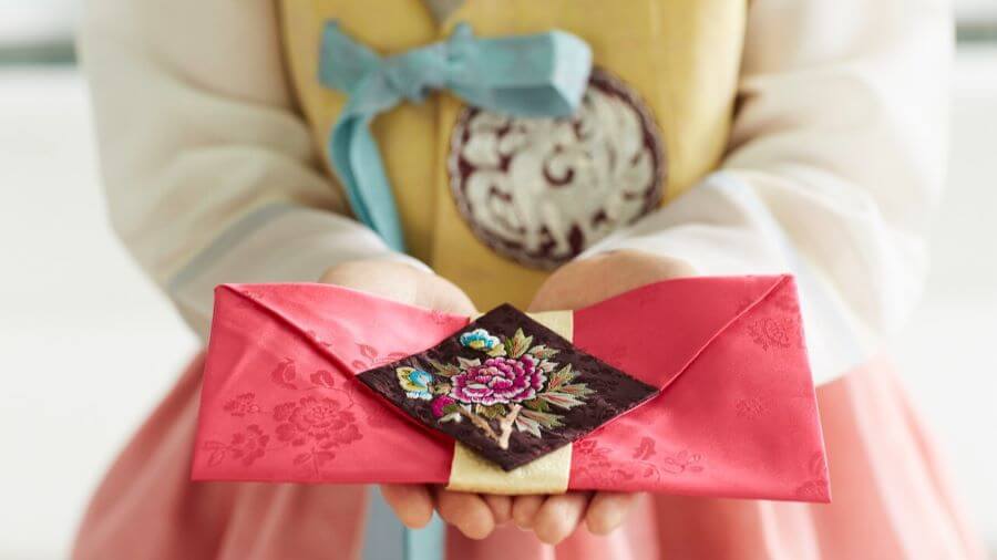 Tiền lì xì được đựng trong phong bao màu đỏ, tượng trưng cho may mắn và thịnh vượng