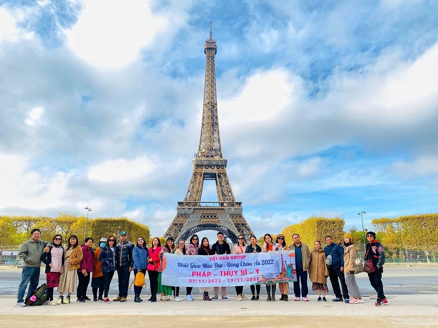 Đoàn khách nhà Top Ten khám phá và check-in tại Tháp Eiffel của Pháp