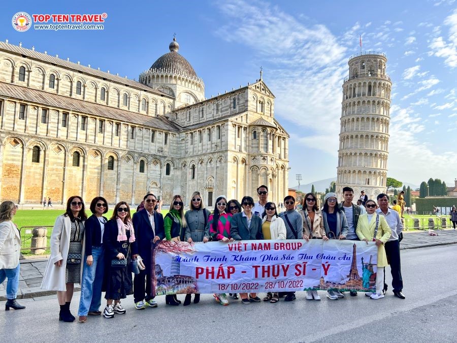 Đoàn khách nhà Top Ten tham quan check-in tại Tháp nghiêng Pisa