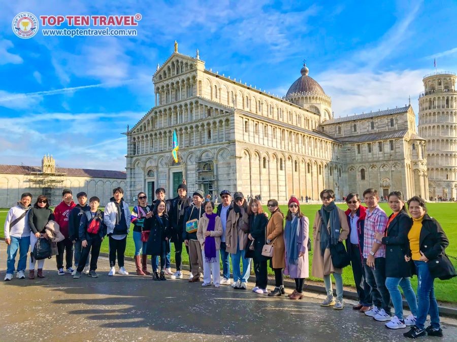 Khách đi tour Châu Âu check in tại Tháp nghiêng Pisa