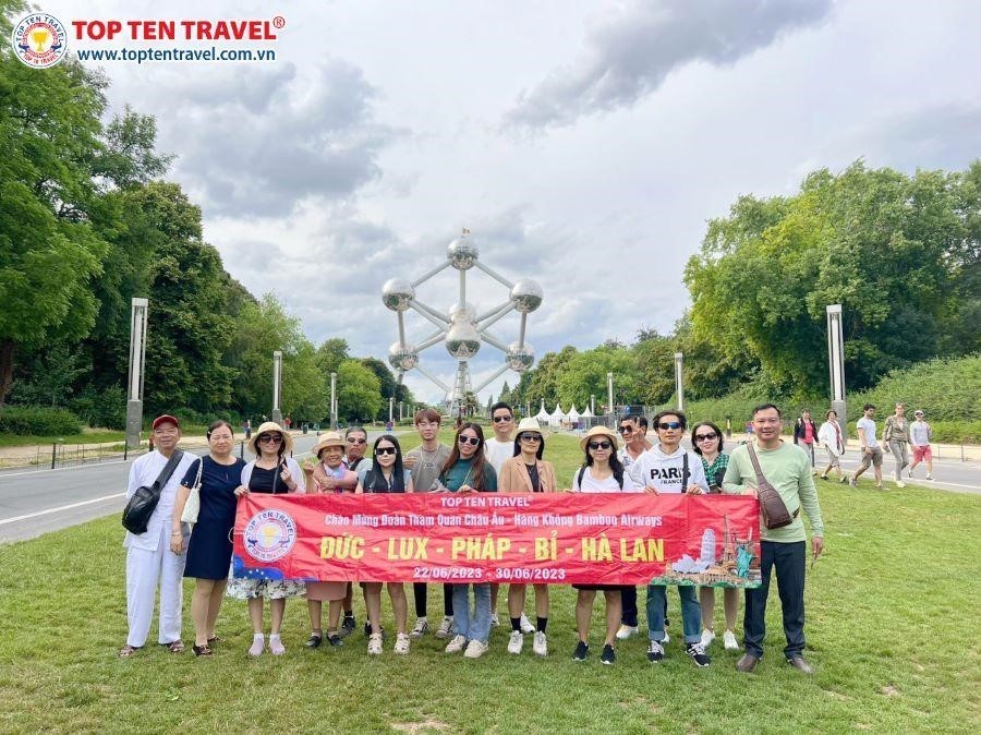 Đoàn khách nhà Top Ten check-in tại Tượng đài Atomium, Bỉ