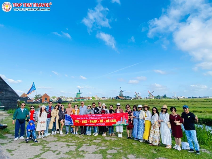 Khách nhà Top Ten tham quan và check-in với cối xay gió tại Hà Lan