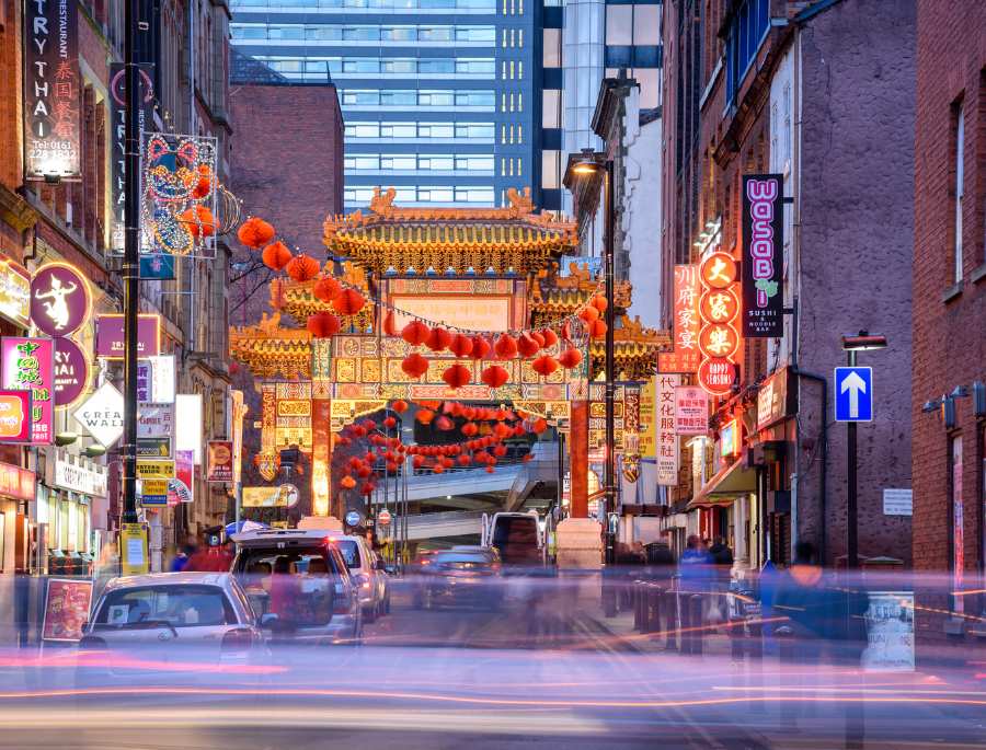 Cổng vào của China Town sở hữu các họa tiết rồng, phượng, hoa lá, mang đậm phong cách kiến trúc Trung Hoa