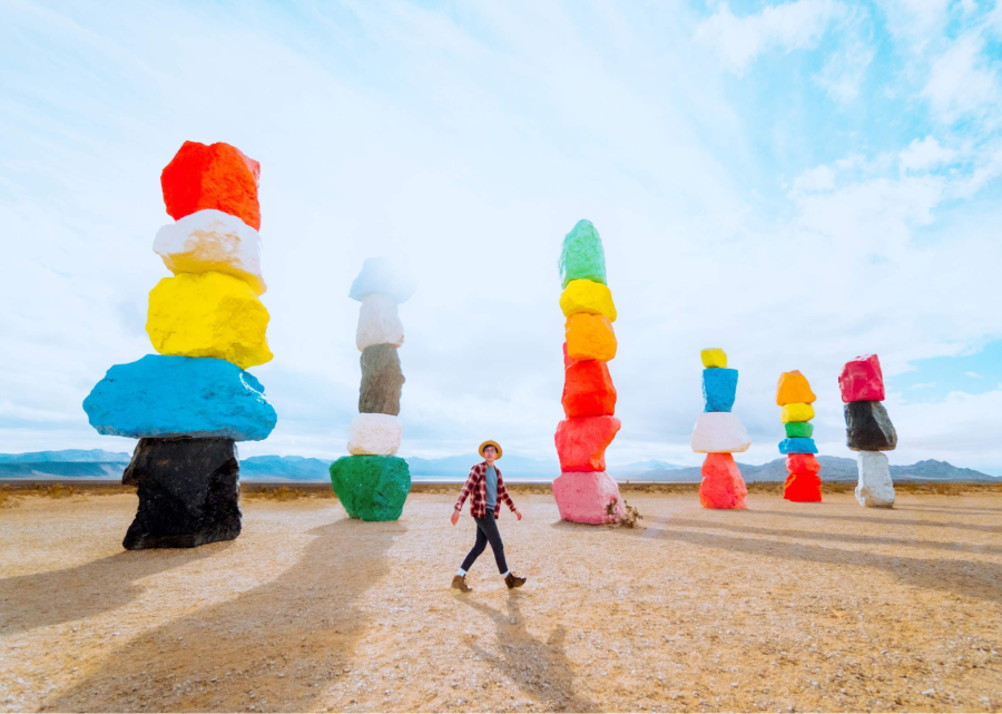 Seven Magic Mountains, hay còn được biết đến với cái tên thân thuộc công viên đá 7 màu