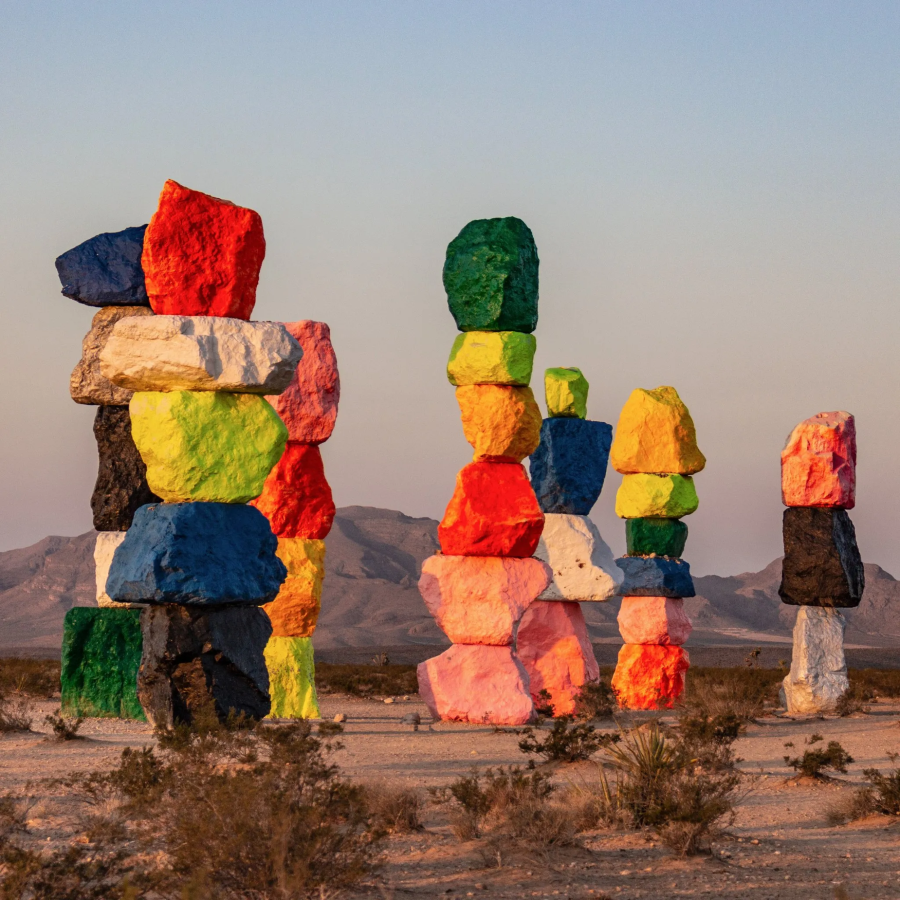 Công viên đá 7 màu Seven Magic Mountains, một kiệt tác nghệ thuật giữa sa mạc Nevada