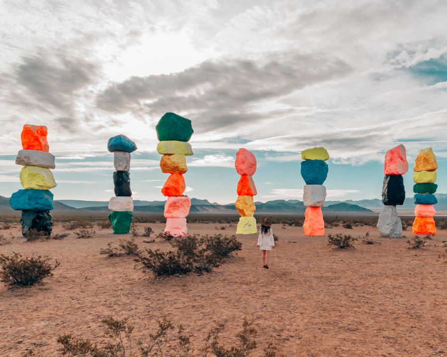 Công viên đá 7 màu (Seven Magic Mountains) là một điểm đến nghệ thuật độc đáo
