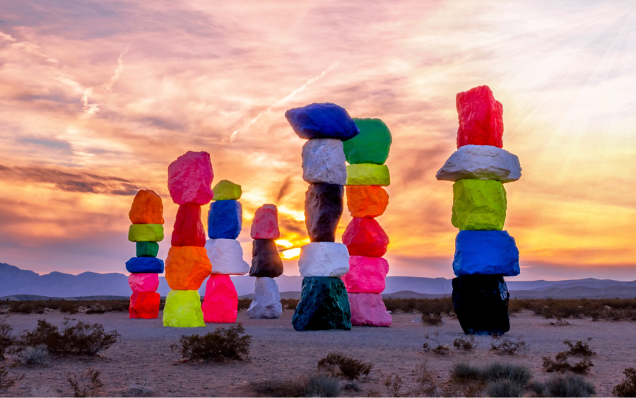 Những cột đá rực rỡ sắc màu tại công viên đá 7 màu ở Mỹ như một tác phẩm nghệ thuật khổng lồ giữa sa mạc