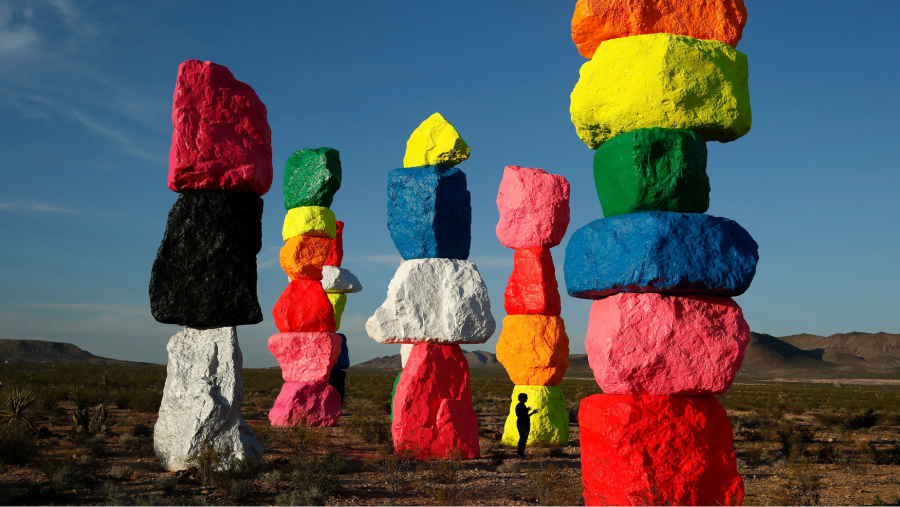 Công viên đá 7 màu như một ốc đảo màu sắc giữa sa mạc bao la