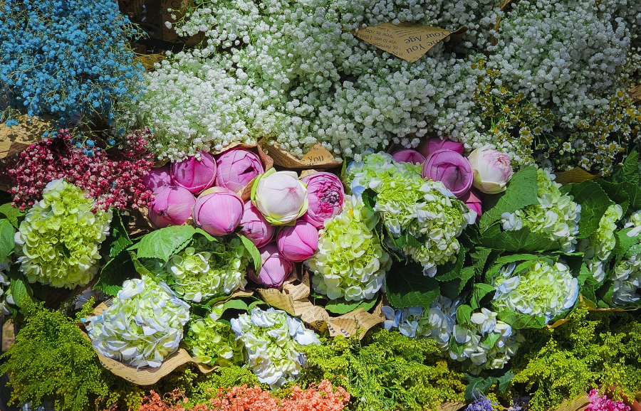 Mỗi chiếc xe hoa như một tác phẩm nghệ thuật sống động, mang theo hương thơm dịu nhẹ của thiên nhiên