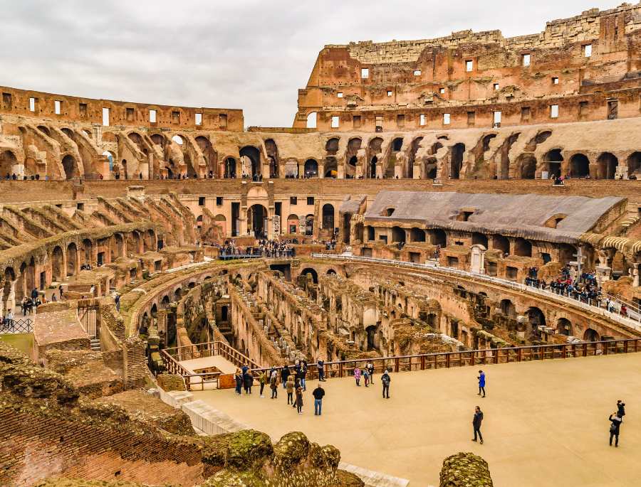 Đấu Trường La Mã có diện tích rộng lớn với sức chứa hơn 50.000 khán giả