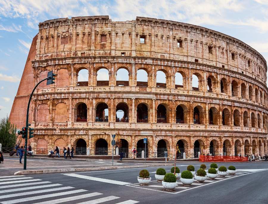Đấu trường La Mã (Colosseum) là địa điểm du lịch hấp dẫn thu hút lượng lớn khách trên toàn thế giới tới tham quan và khám phá