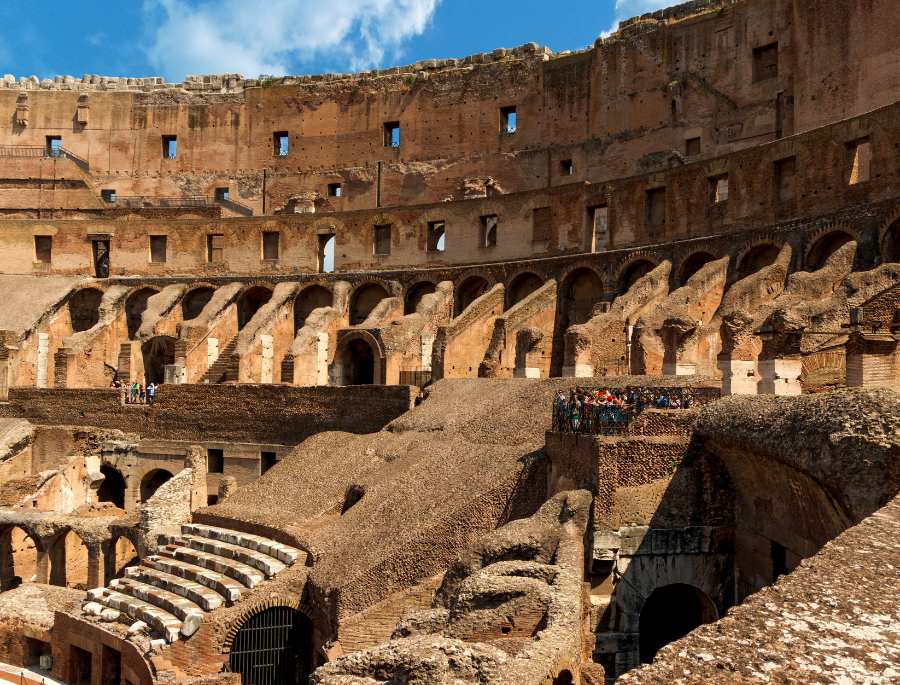 Bên dưới sàn đấu có hệ thống ngầm đặc biệt mang tên Hypogeum