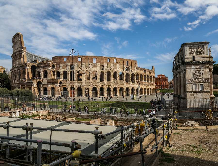 Từ tầng cao nhất của đấu trường, du khách có thể phóng tầm mắt ngắm toàn cảnh Rome