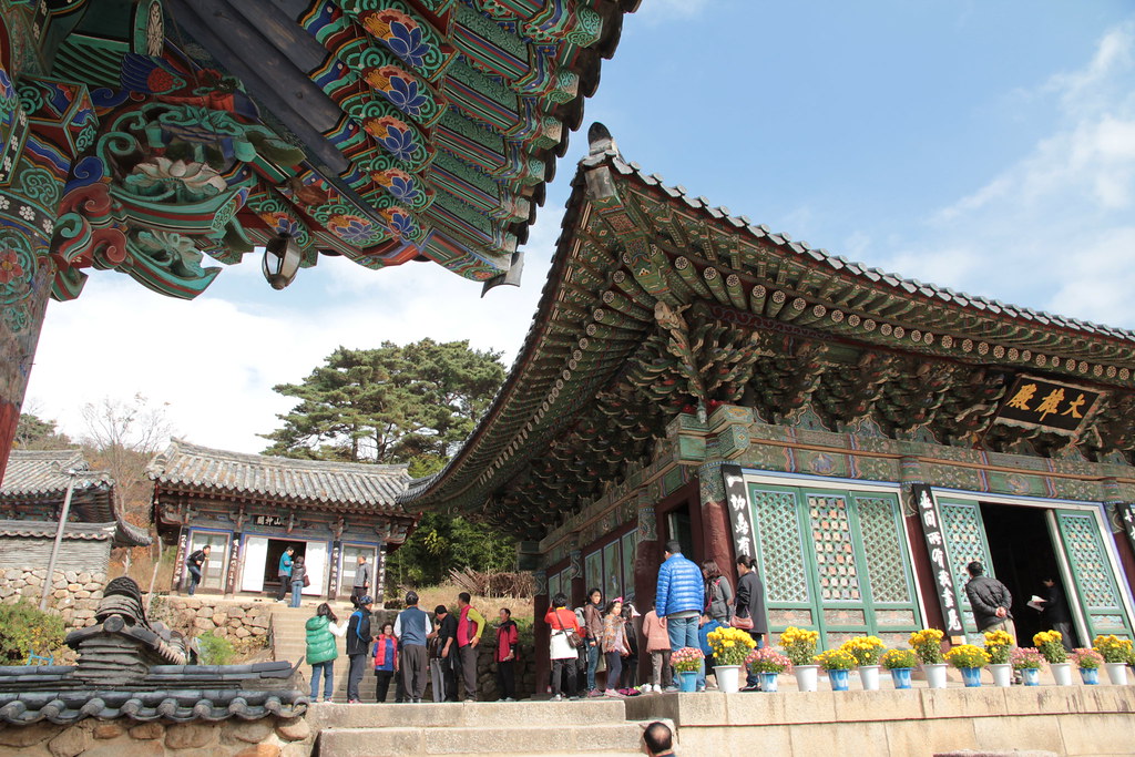 Khám phá vẻ đẹp cổ kính của ngôi đền Donghwasa