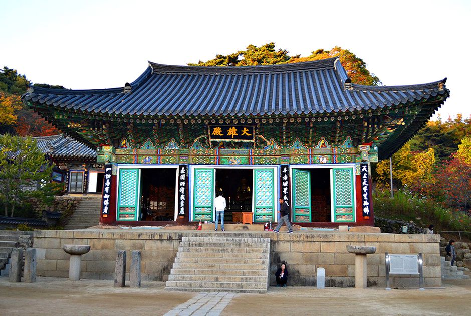 Khám phá vẻ đẹp cổ kính của ngôi đền Donghwasa