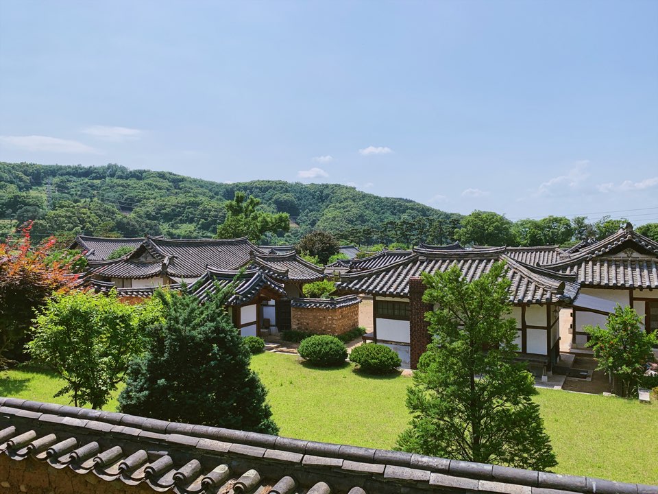 Khám phá vẻ đẹp cổ kính của ngôi đền Donghwasa