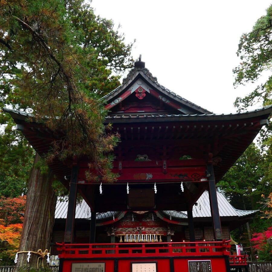 Với vị trí thuận lợi, du khách có thể dễ dàng đến tham quan Đền Fuji Sengen Jinja bằng nhiều phương tiện khác nhau