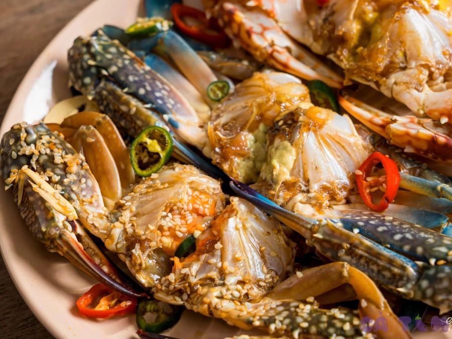 Ganjang Gejang là món cua ngâm xì dầu, sử dụng cua tươi sống rửa sạch, ngâm trong xì dầu cùng các gia vị đặc biệt