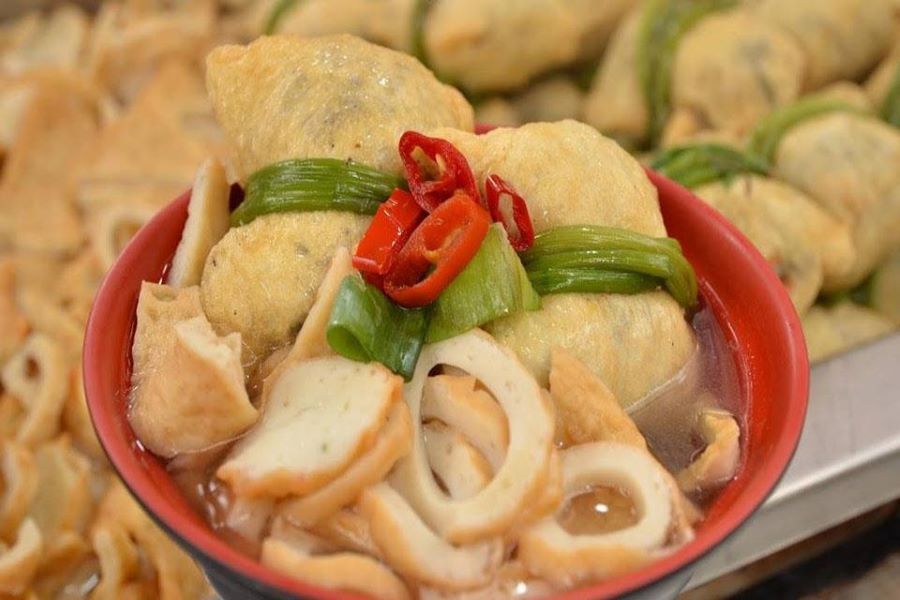 Lẩu Halmae sử dụng nguyên liệu đơn giản như đậu hũ chiên giòn, thịt bò mềm ngọt, chả cá dai dai, cùng các loại nấm thanh mát