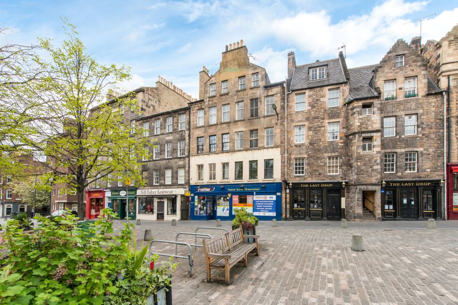 Chợ Cỏ Edinburgh đã trở thành điểm đến du lịch được rất nhiều du khách yêu thích tại Edinburgh