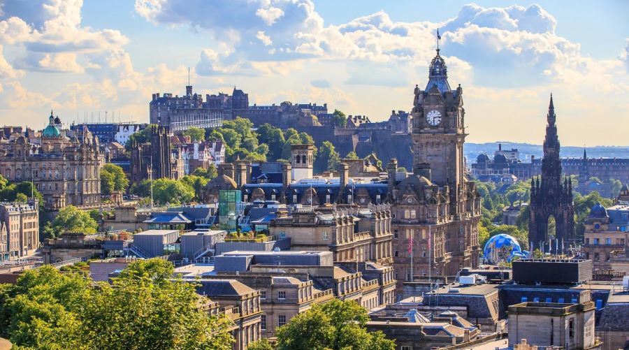 Edinburgh cổ kính được đông đảo du khách yêu thích mỗi khi ghé thăm Scotland